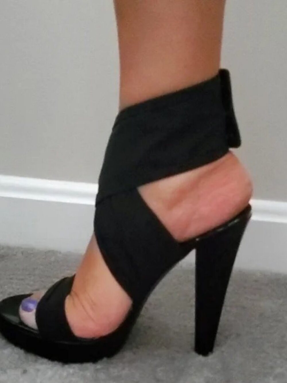 New! Burberry Black Ankle Wrap Runway Heels Size 6 w/Cloth & Box - Picture 2 of 9